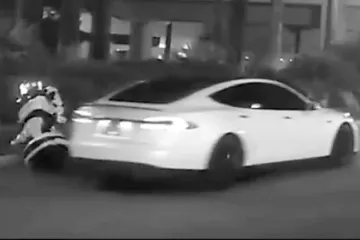 Poprvé: Počítačem řízené auto zajelo humanoidního robota