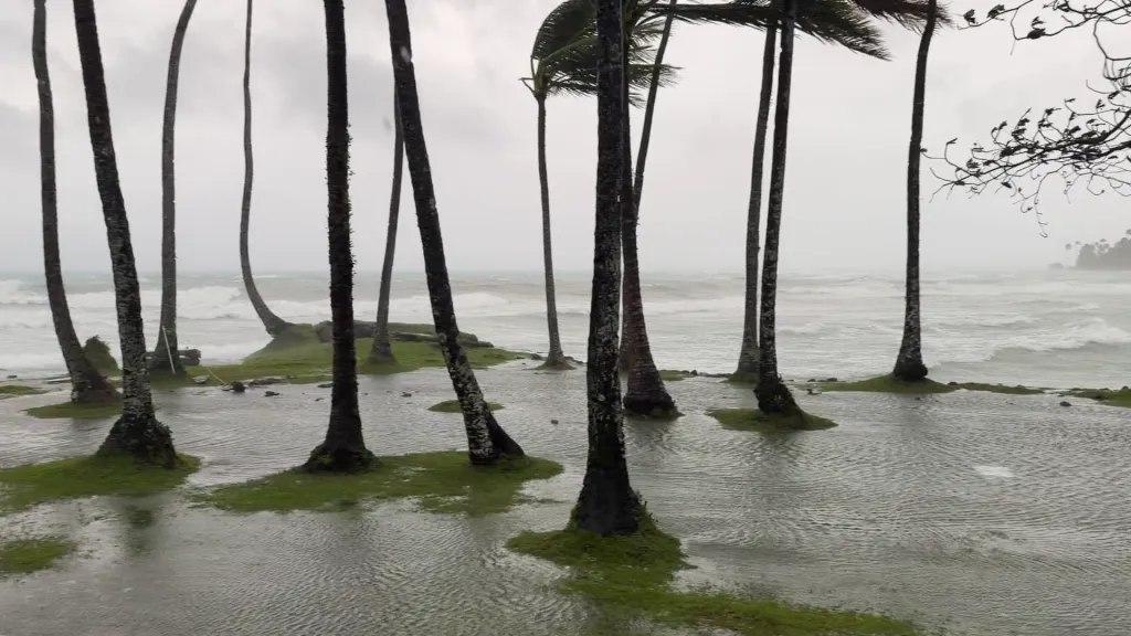 Supertajfun Sinlaku zasáhl souostroví Severní Mariany v západním Pacifiku.