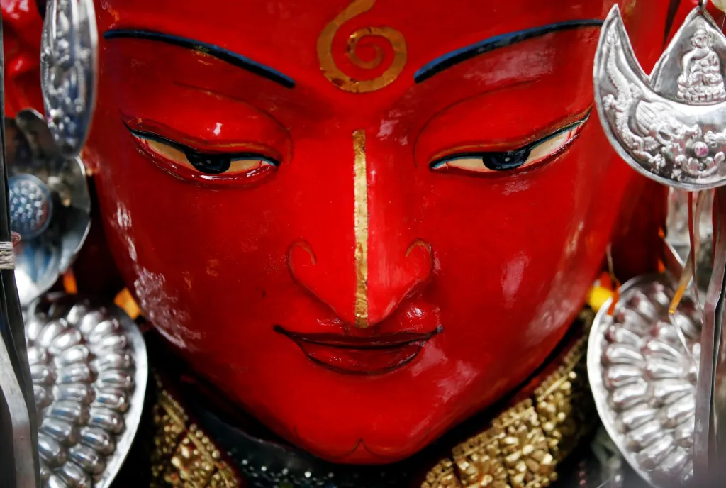Socha Buddhovy hlavy vyfocená během festivalu Pancha Dan v Nepálu