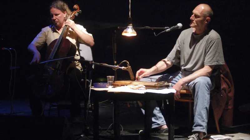 Pavel Zajíček (vpravo) na koncertě skupiny DG 307 a orchestru Agon v pražském Divadle Archa (2006)