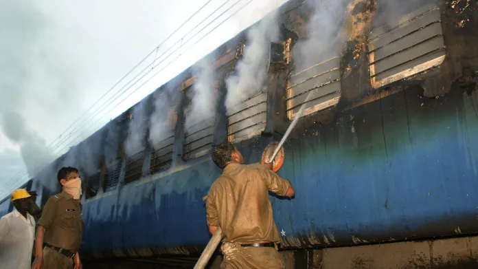 Požár vlaku v Indii