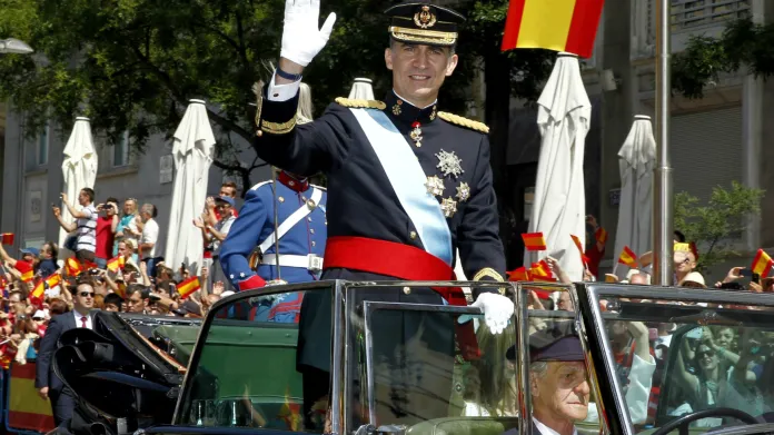 Novopečený král projel Madridem
