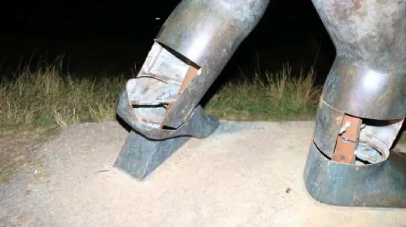 Ze sochy svatého Kryštova někdo odřezal několik kilogramů bronzu