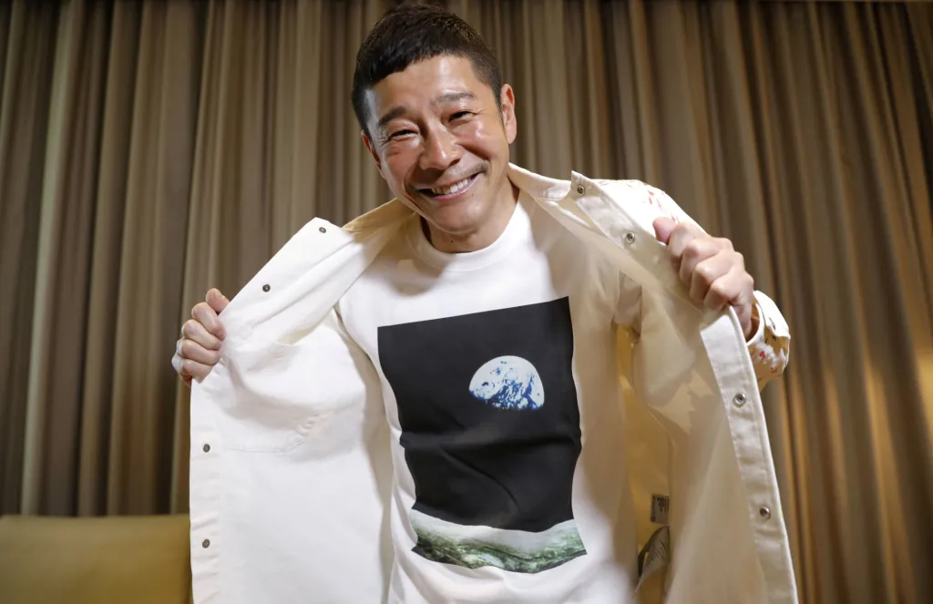 Japonský miliardář Yusaku Maezawa představuje svůj vesmírný projekt. Z registrovaných zájemců vybere osm lidí, kteří budou mít v roce 2023 šanci zúčastnit se týdenní expedice na palubě lodi Starship na Měsíc