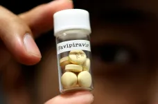 Japonsko nabídne dvaceti zemím včetně Česka lék, který by mohl zabrat proti COVID-19