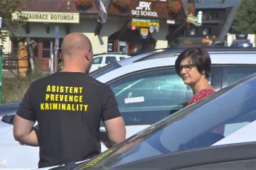 Harrachov trápí přestupky návštěvníků. Po dvaceti letech proto město hledá strážníky