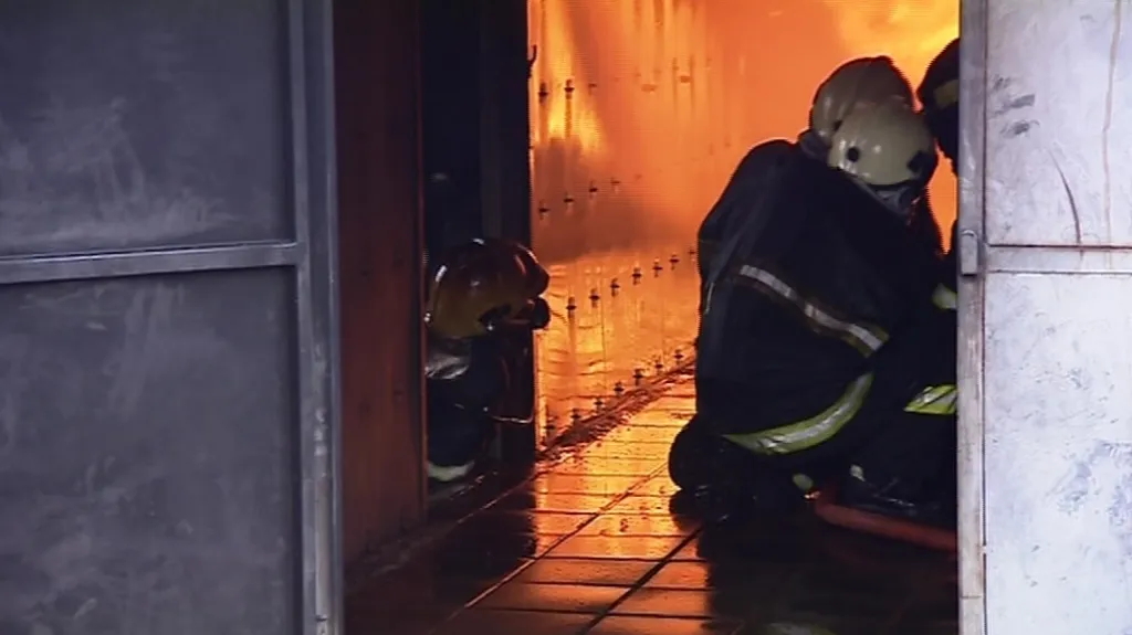 Uvnitř kontejneru je žár až 600 stupňů