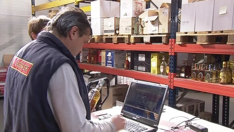 Pracovníci skladu s nápoji provádí inventuru