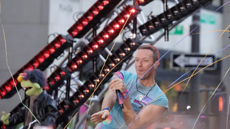 Chris Martin s loutkou z Mupetů, kteří mají být součástí i poločasové show při fotbalovém mistrovství
