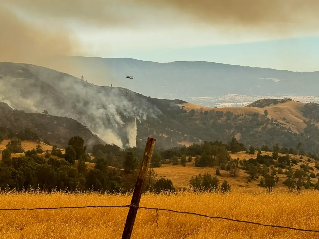 Hasiči bojují s rozsáhlými požáry v kalifornské Santa Barbaře