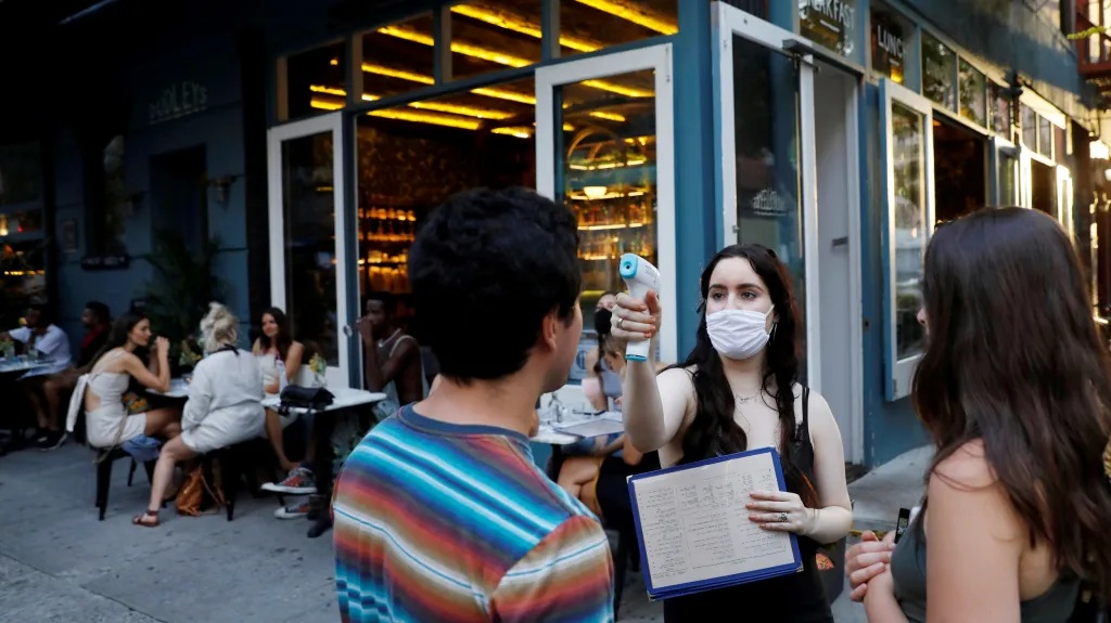 Servírka jedné z restaurací na Manhattanu měří zákazníkům teplotu