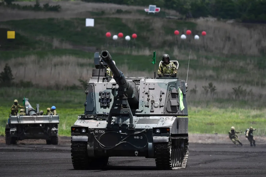 Cvičení pozemních obranných sil japonské armády v uzavřené vojenské oblasti u hory Fuji