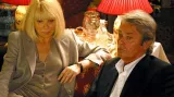 Mireille Darcová a Alain Delon v seriálu Frank Riva (2003)