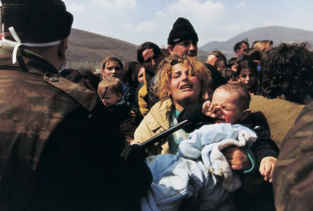 Fotografie roku 1999. Kosovská matka zastavená na hranici Makedonie, Albánie, Makedonie, březen–duben 1999.
