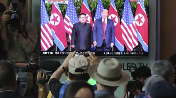 Média žijí historickou schůzkou Trumpa s Kimem