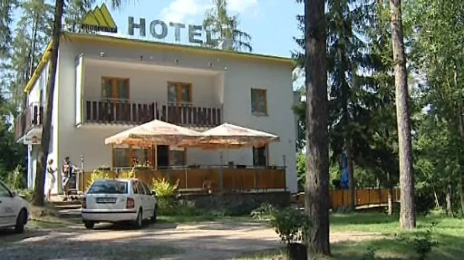 Hotely a kempy okolo brněnské přehrady zejí prázdnotou