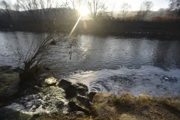 Do Bečvy opět unikla neznámá látka. Na místě jsou hasiči, inspektoři odebírají vzorky