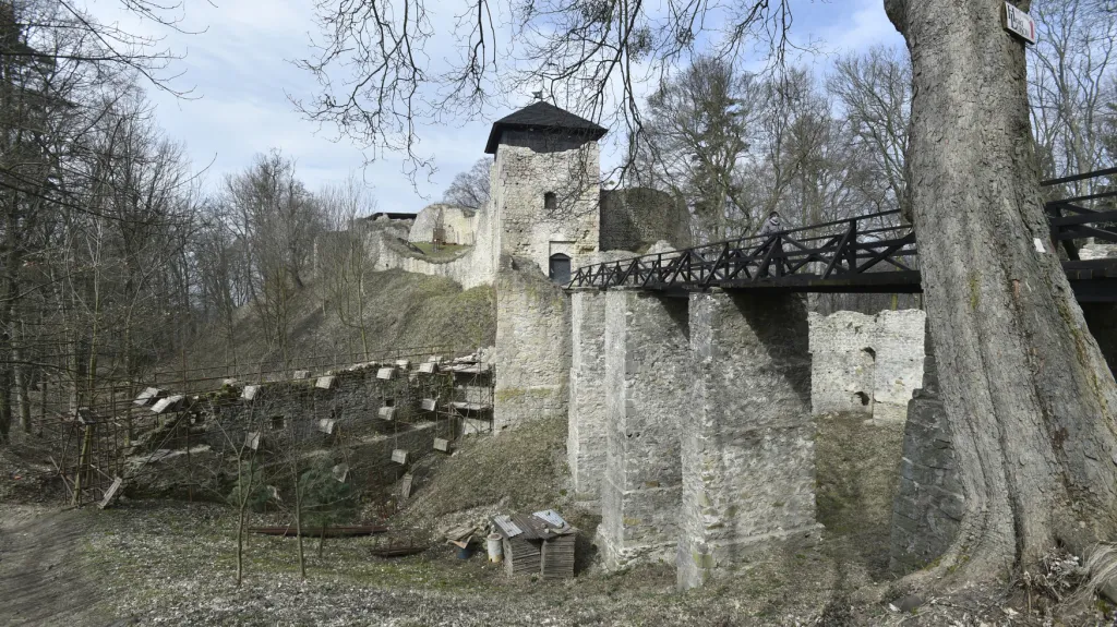 Dobrovolníci v Lukově obnovují hradbu zříceniny