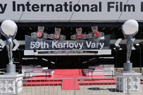 Začíná festival ve Varech. S Douglasem a Skarsgardem a poprvé bez Bartošky