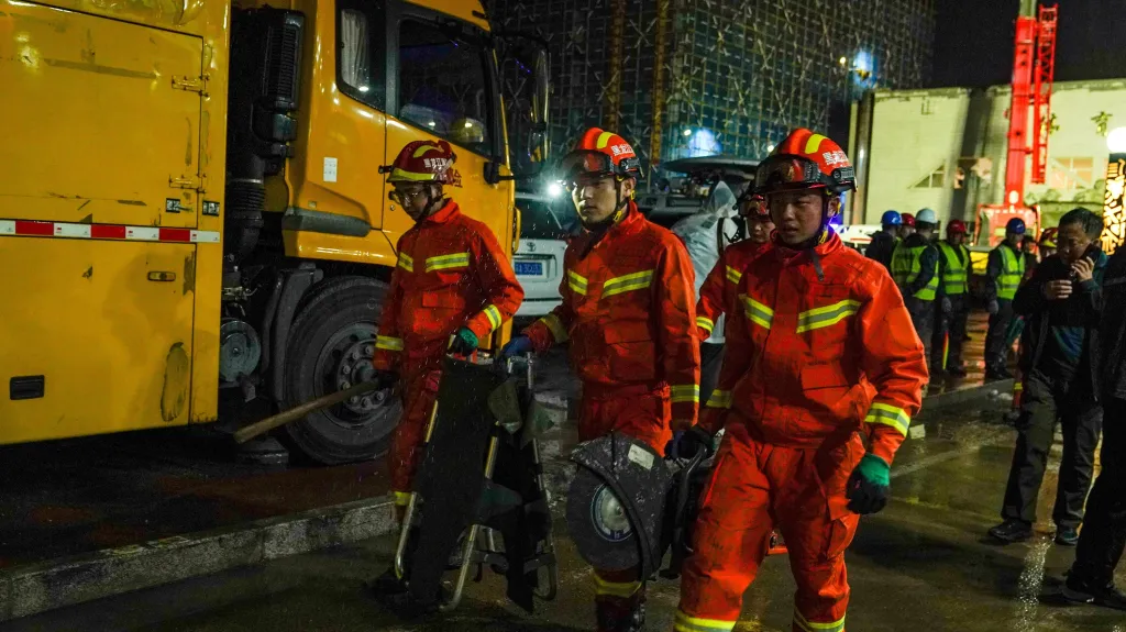 Záchranáři na místě zřícení tělocvičny v Číně