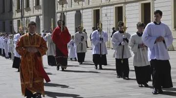 Církevní průvod před slavnostní mší k uvedení nového pražského arcibiskupa do funkce