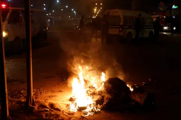 Tunisané se bouří kvůli rostoucím daním i cenám. Jeden muž při protestech zemřel