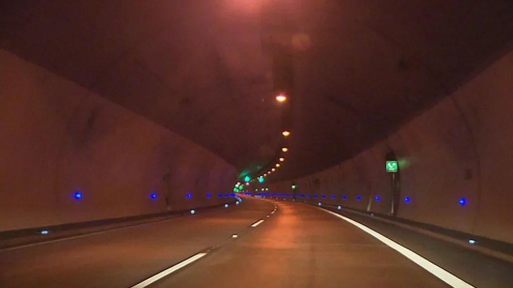 Uzavřený Lochkovský tunel brzdí provoz
