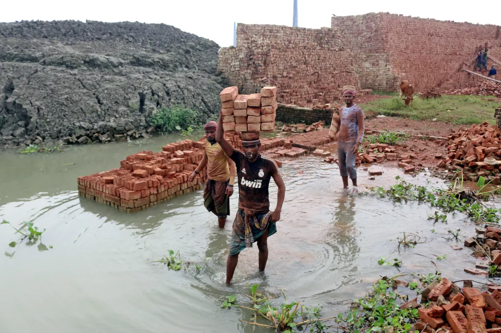 Cihláři z bangladéšského Savaru zachraňují během záplav nevypálené cihly, které by se ve vodě rychle rozpadly