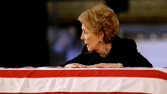 Nancy Reaganová nad rakví svého muže (2004)