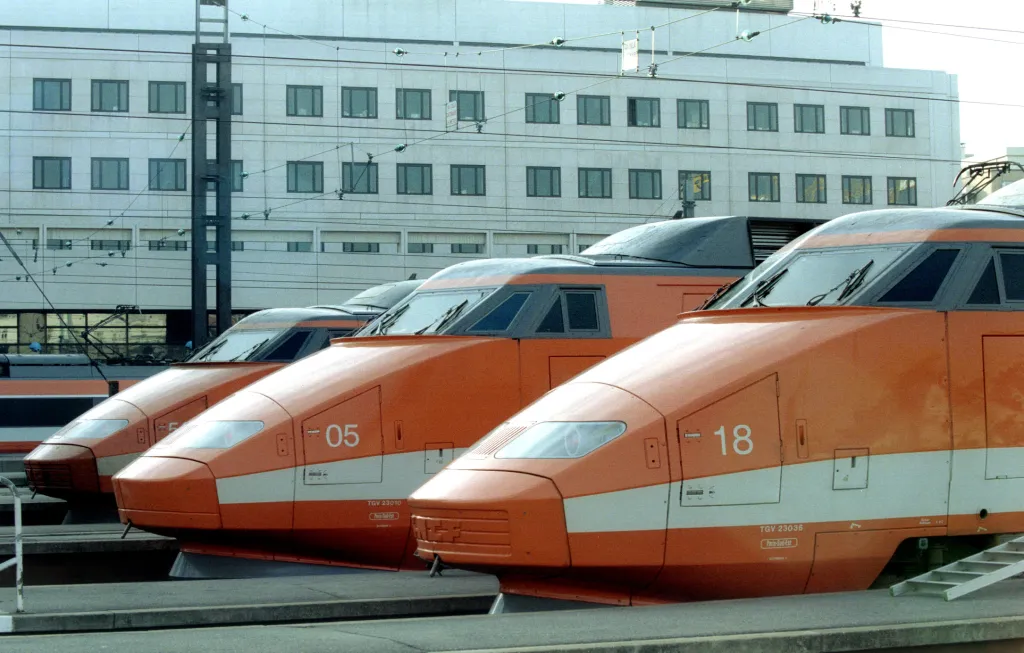 Jednotky TGV ve své historii vystřídaly (víceméně) tři barevná schémata. Původně byly oranžové. Výjimkou byly dvě soupravy pro přepravu pošty, které byly žluté