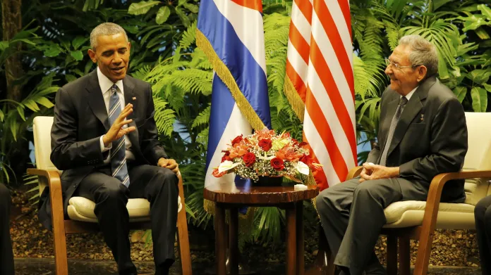 Obama a Castro během jednání v Havaně