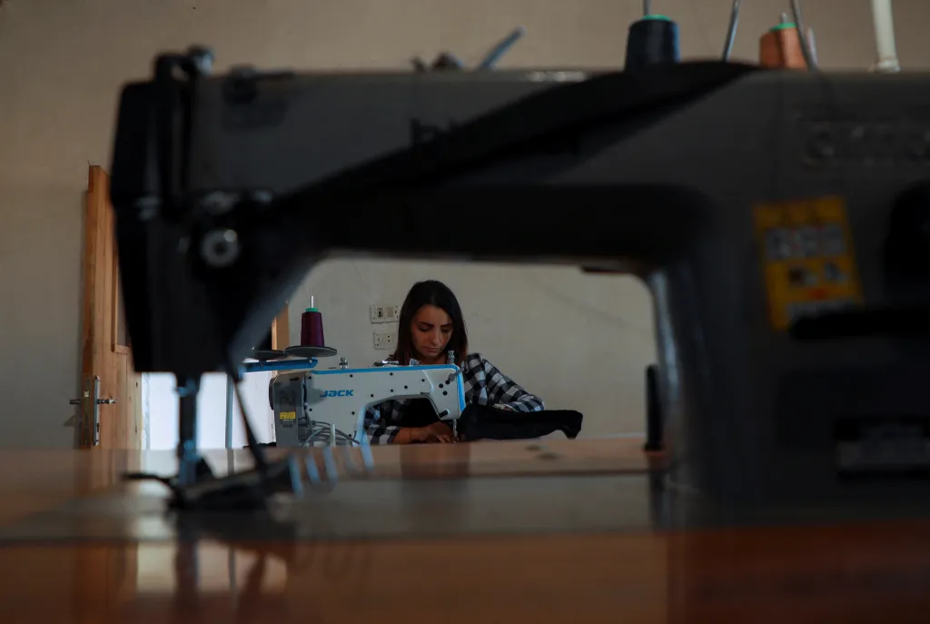 Třiatřicetiletá Yasmine Ahmadová navštěvuje místní workshop, kde se učí šít