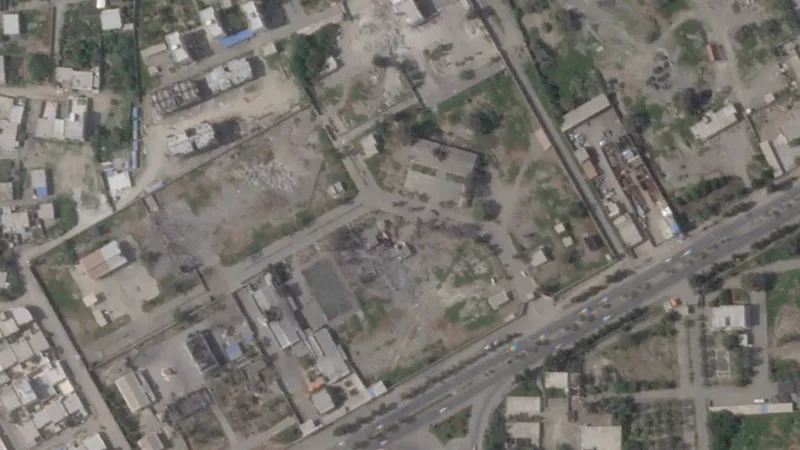 Satelitní snímek zničené dívčí školy v Minábu (4. března 2026)