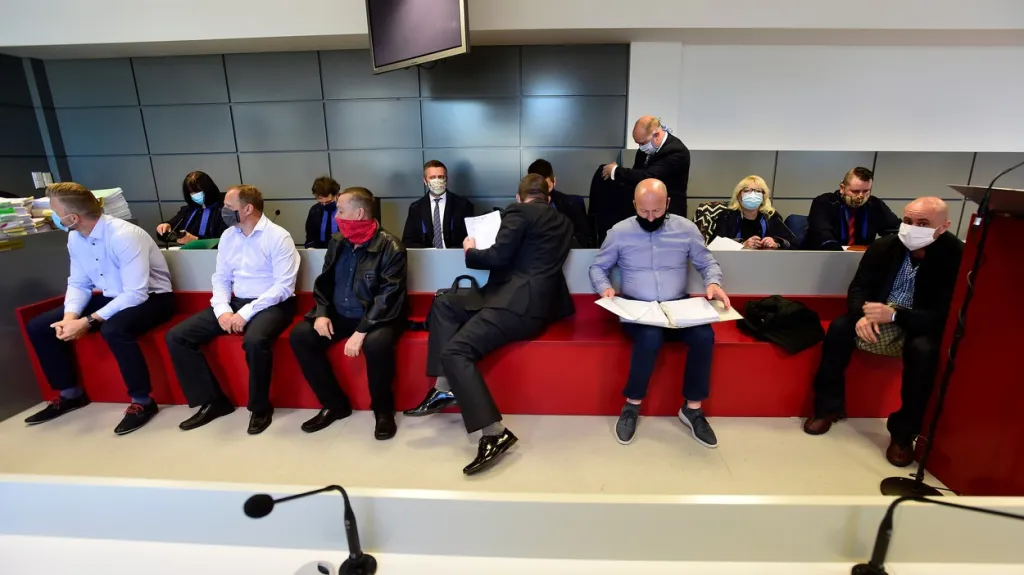 Pětice mužů u Krajského soudu v Olomouci (snímek z roku 2020)