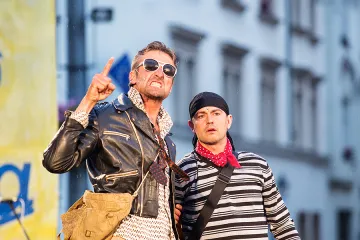 Goldoniho Lhář je motorkář