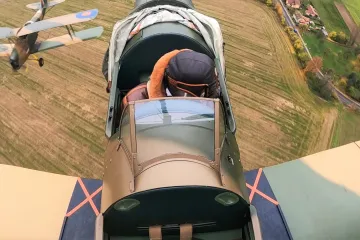Historická letadla kroužila nad Ležáky. Piloti připomněli oběti nacistů