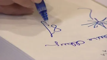 Autogram Albrightové chtěly desítky lidí