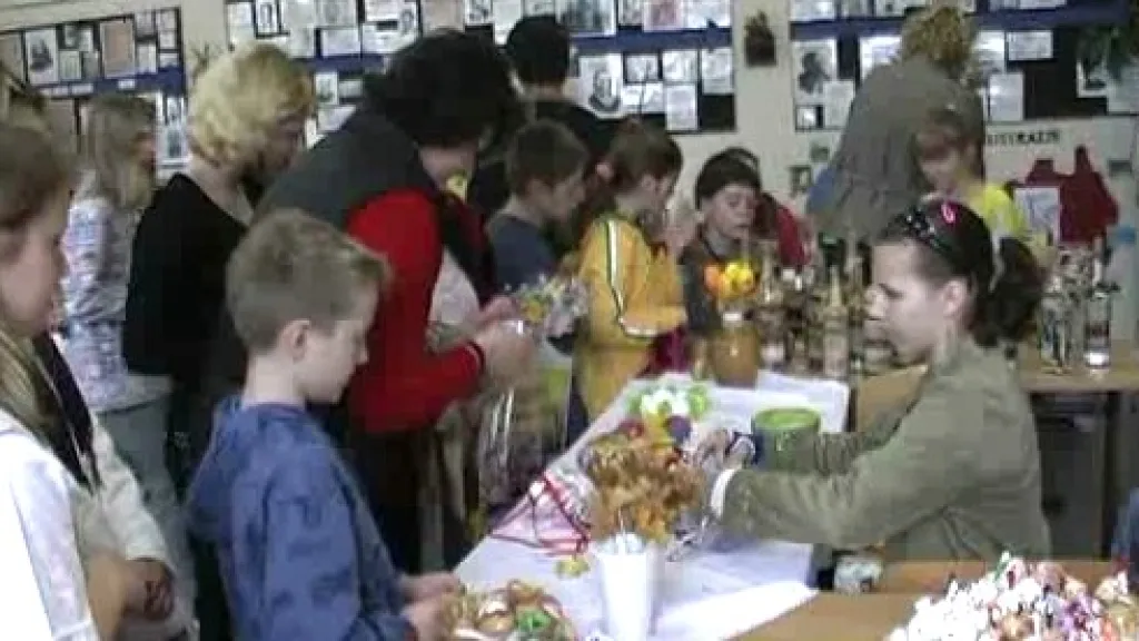 Návštěvníci velikonočního jarmarku