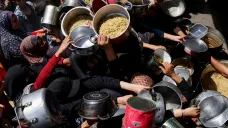 Palestinci při příjmu jídla na jihu Pásma Gazy