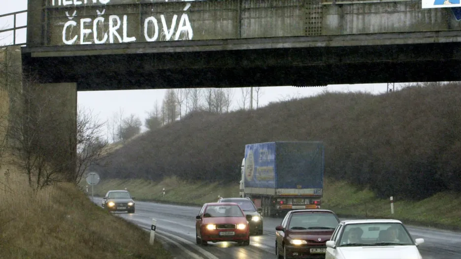U Chlumčan na Lounsku by se měla trasa dálnice odchýlit od nynější silnice. Podjezd pod železničním mostem, na kterém vyznání z roku 2002 stále zůstává, tak ztratí na významu