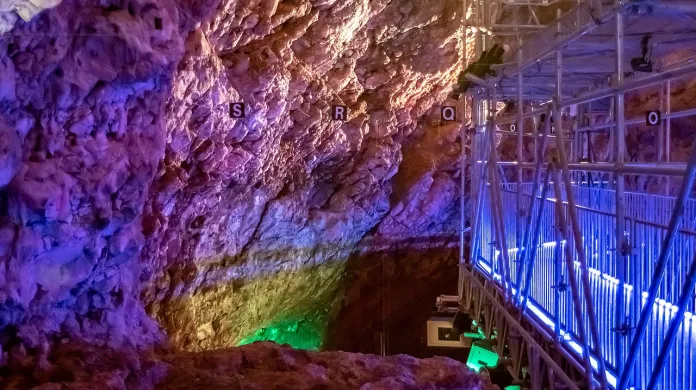 Uvnitř jeskyně Lazaret