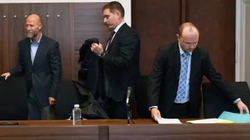 Jiří Pašek (vlevo) a Ilja Čurda (vpravo) u Městského soudu v Praze