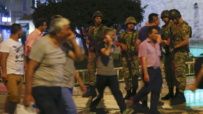Vojáci na Taksimském náměstí v centru Istanbulu