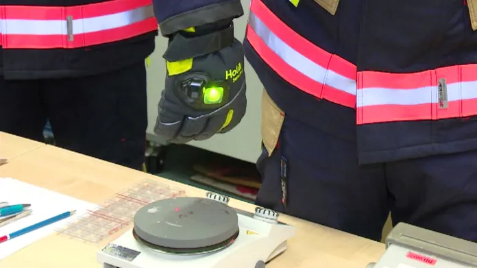Chytrá rukavice pro hasiče měří teplotu předmětů v okolí
