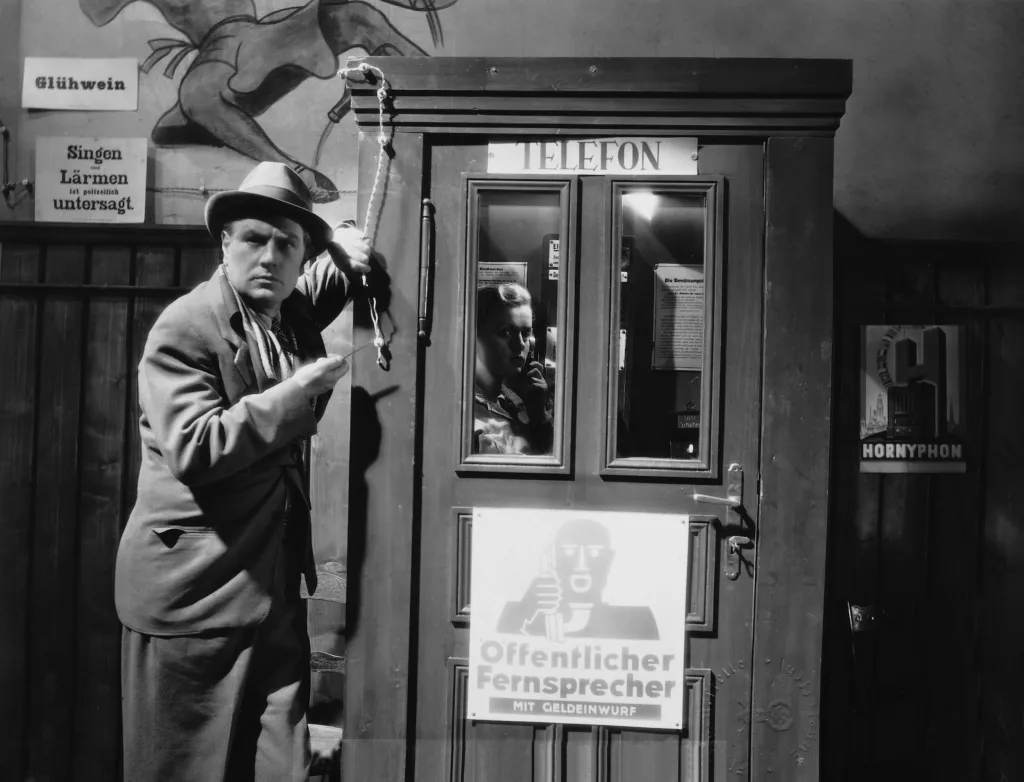 Budka sehrála roli v mnoha filmech. Ústředním námětem se stala v americkém kriminálním filmu Telefonní budka z roku 2002 režiséra Joela Schumachera. Jeden z prvních filmových snímků, kde bylo toto technické zařízení zaznamenáno, je rakouský film z roku 1936 s názvem Znovu po smrti (na fotografii)