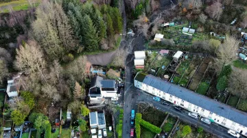 Dronový záběr škod po bouři Bert ve Walesu (pondělí 25. listopadu)