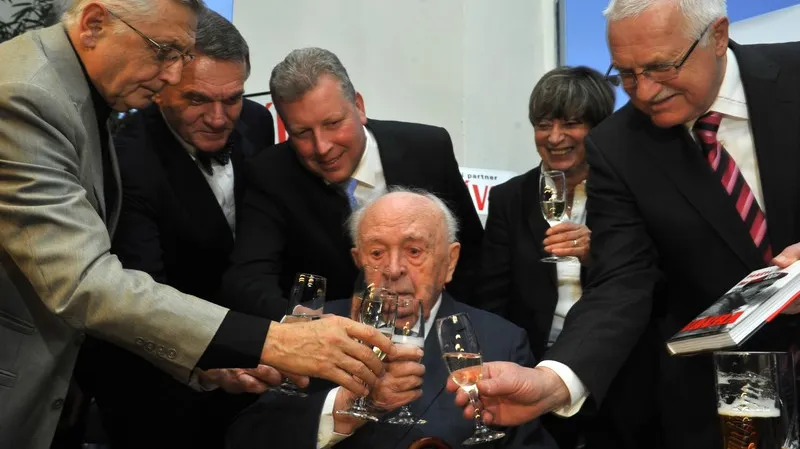 Zleva Jiří Menzel, pražský primátor Bohuslav Svoboda, ministr kultury Jiří Besser, režisér Otakar Vávra, jeho manželka Jitka Němcová a prezident Václav Klaus pokřtili 28. února v Praze knihu Paměti aneb Moje filmové 100letí při příležitosti oslavy stých narozenin režiséra Otakara Vávry