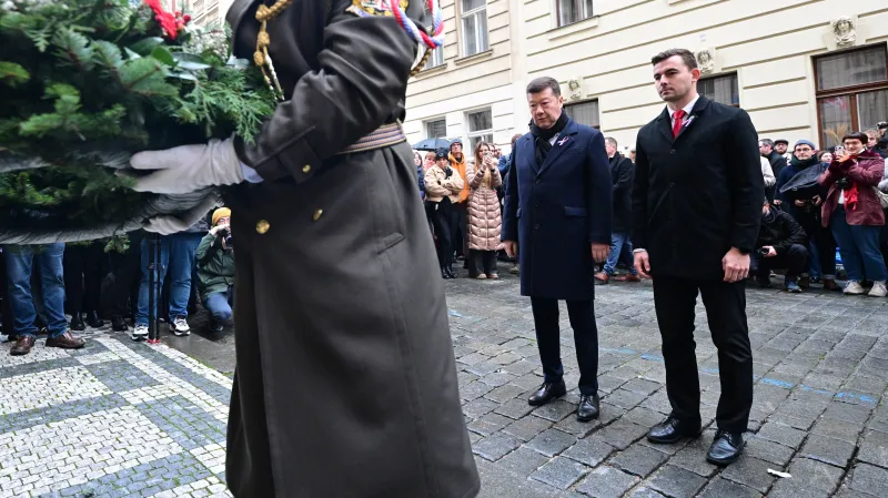 Tomio Okamura (SPD), předseda Poslanecké sněmovny, a poslanec Libor Vondráček (Svobodní) před budovou Hlávkovy koleje