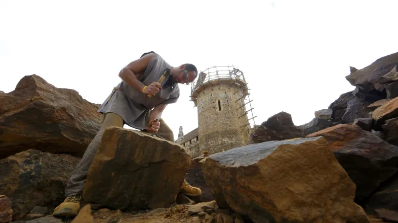 V Burgundsku vzniká hrad jen za pomoci středověkých technik