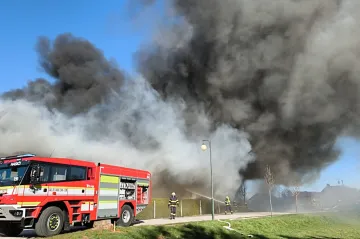 Na Semilsku hoří průmyslová hala s kovovýrobou